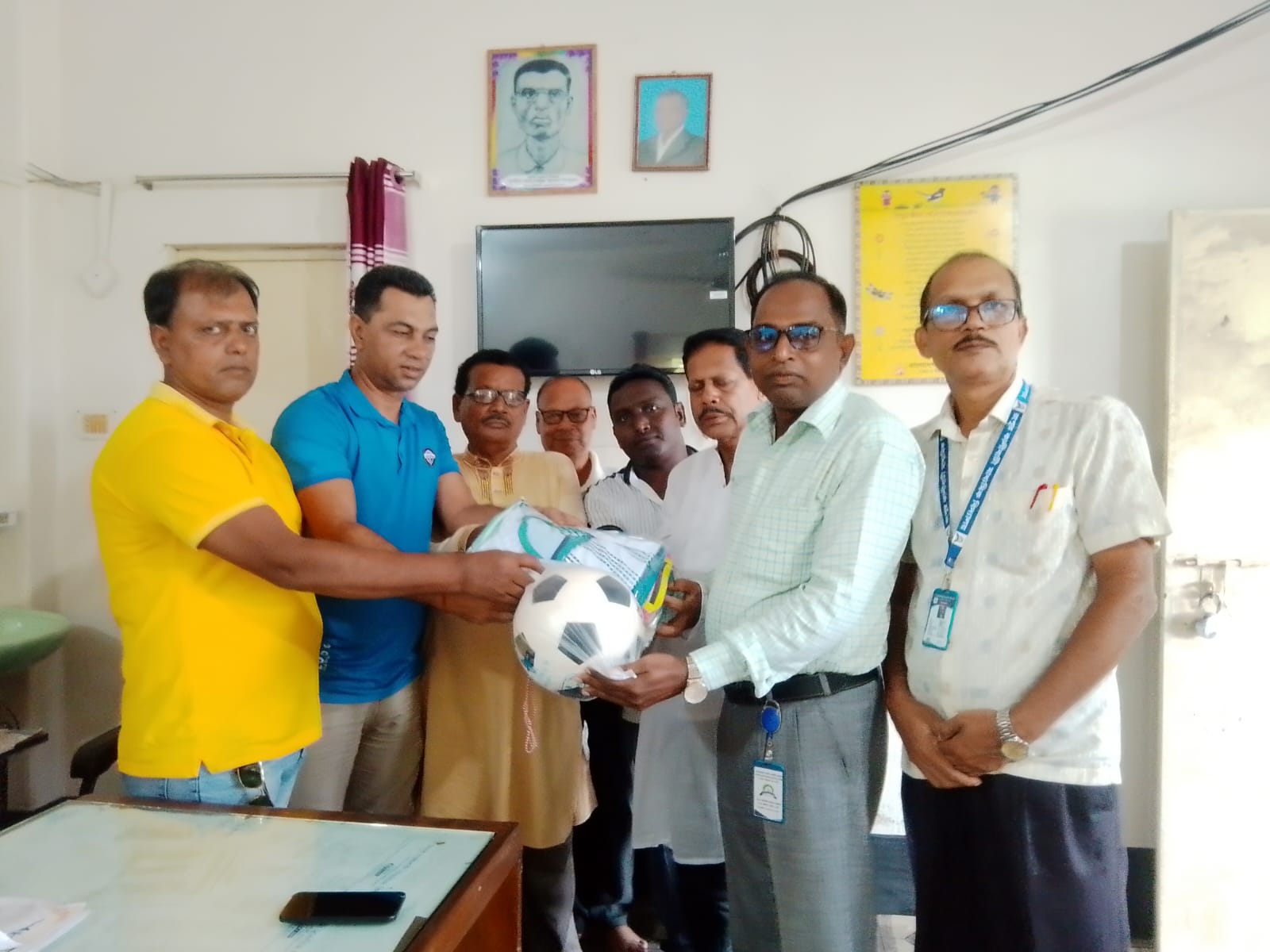 ডুমুরিয়ার রংপুর কালীবাটি বিদ্যালয়ে ক্রীড়া সামগ্রী হস্তান্তরএ্যাডহক কমিটির সভাপতি অপূর্ব মল্লিক ও স্থানীয় বিএনপি নেতৃবৃন্দের উদ্যোগ