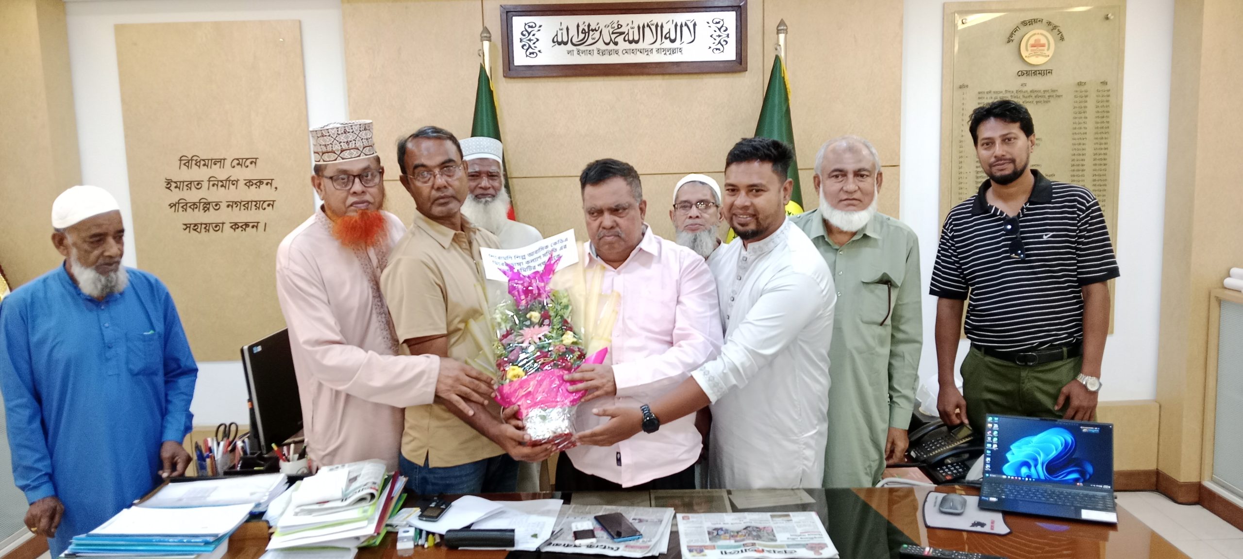 কেডিএ চেয়ারম্যান শফিকুল আলম মনাকে মীরেরডাঙ্গা কেডিএ শিল্প আবাসিক কল্যাণ কমিটির ফুলেল শুভেচ্ছা