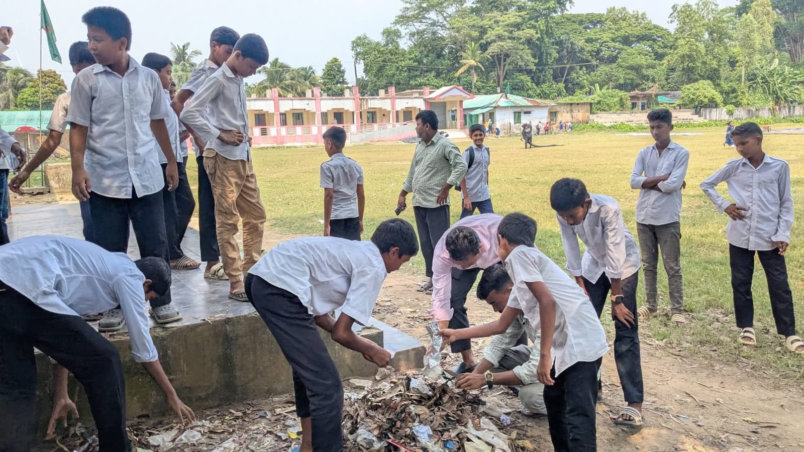 চৌফলদন্ডী আদর্শ উচ্চ বিদ্যালয়ে পরিষ্কার পরিচ্ছন্নতা কর্মসূচী সম্পন্ন 