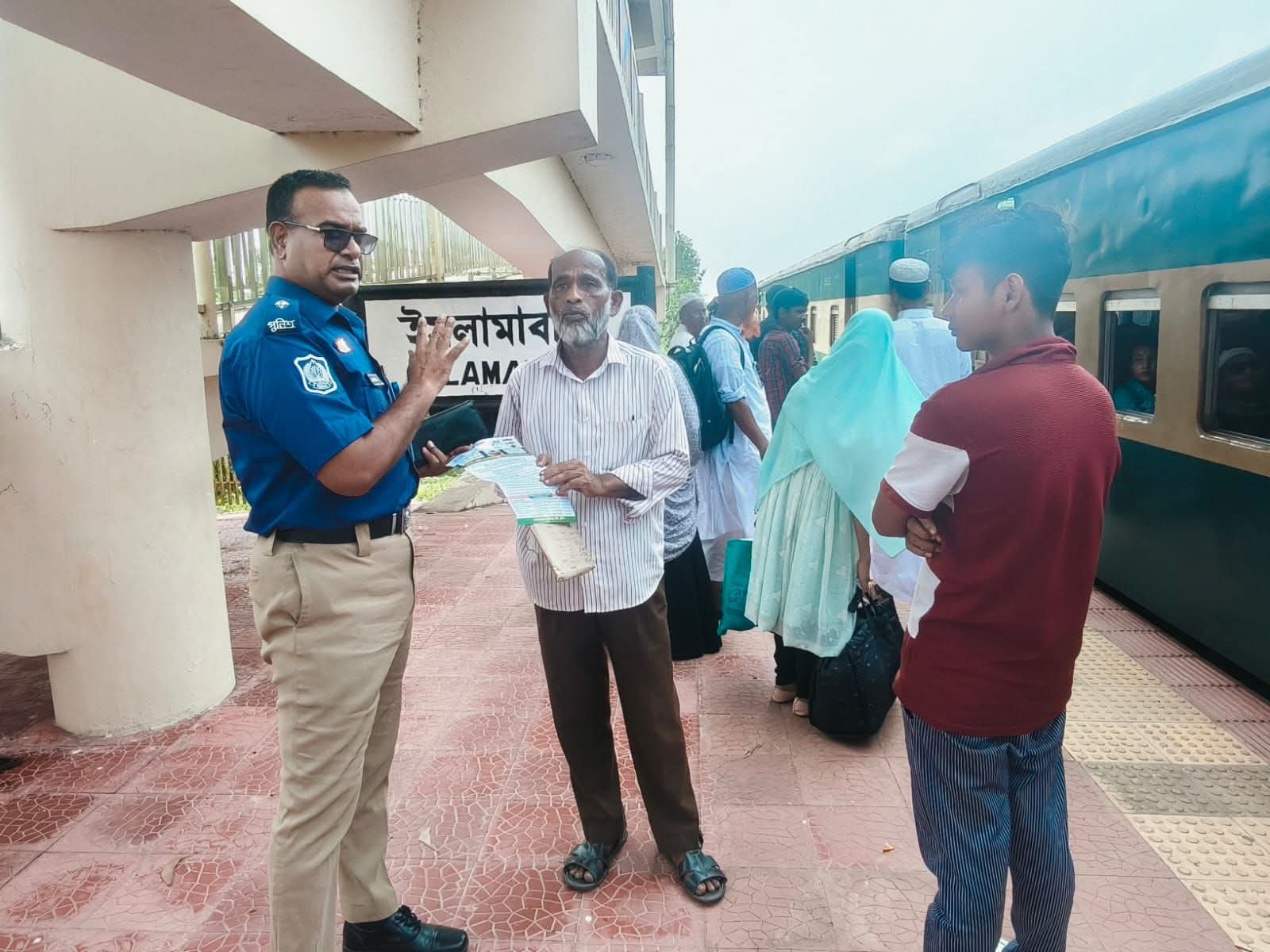 ইসলামাবাদ রেল স্টেশনসহ আশপাশ এলাকা পরিদর্শন রেলওয়ে পুলিশ ইন্সপেক্টরের 