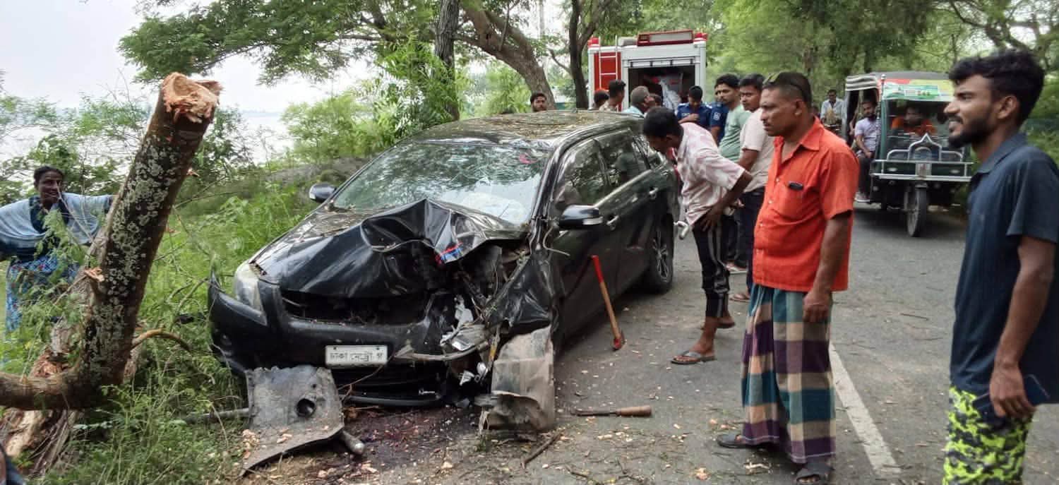 বটিয়াঘাটা উপজেলার গাছের সঙ্গে প্রাইভেটকারের ভয়াবহ সংঘর্ষ, অল্পের জন্য রক্ষা ৪ বন্ধু