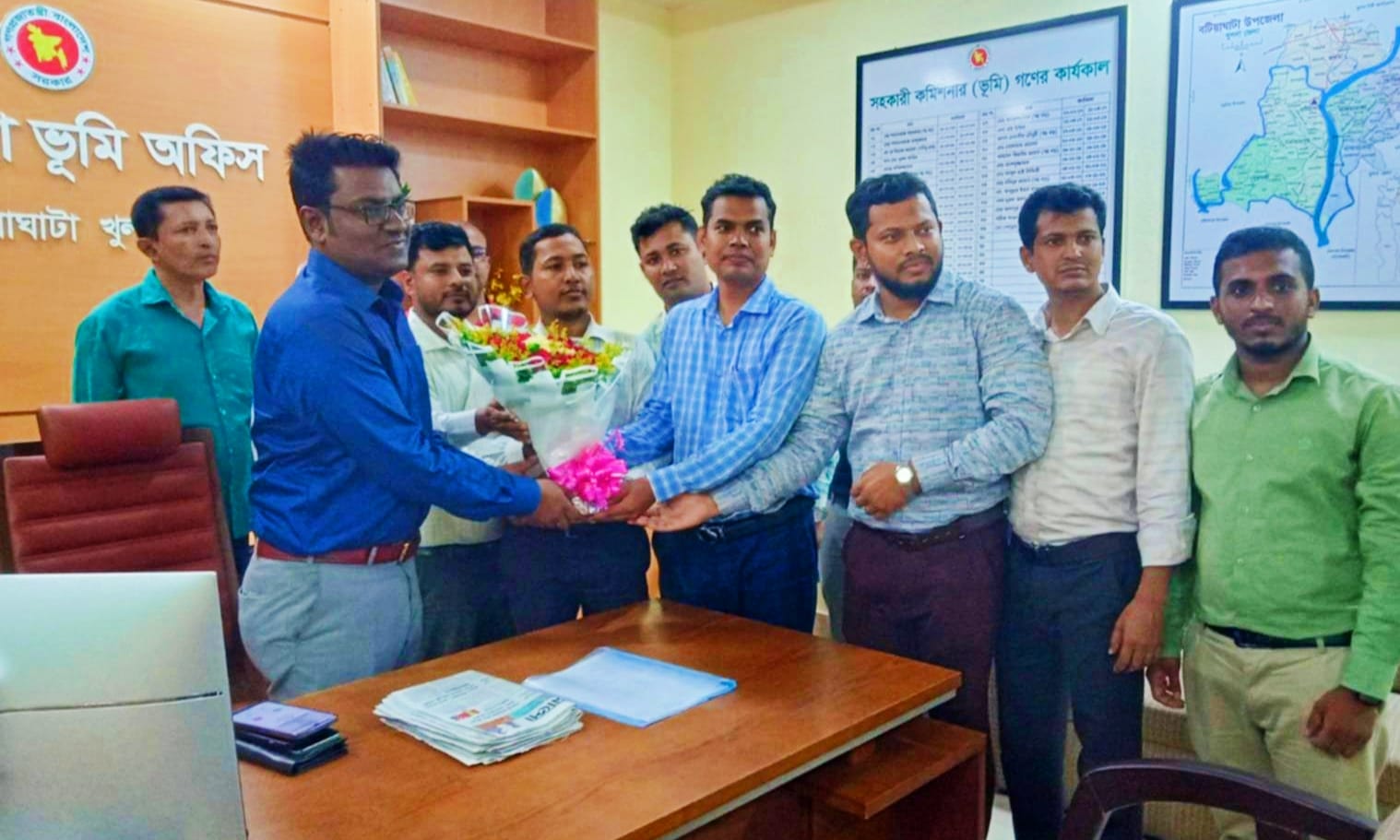 বটিয়াঘাটায় নবাগত সহকারী ভূমি কমিশনার হিসেবে যোগদান করেছেন মোঃ ফজলে রাব্বী : উপজেলা ভূমি অফিস কর্মকর্তাদের ফুলের শুভেচ্ছা