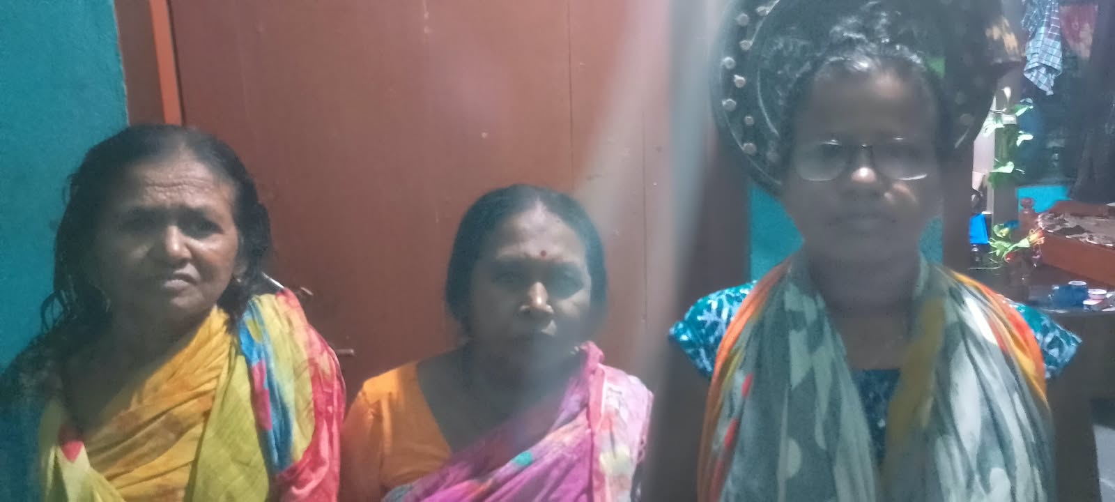 পূজার আনন্দ নেই তিন বোনের জীবনে, ঘরে চাল নেই—শিরীষগাছের ভাইরাস বিক্রি করে আর মাএ কয়েক দিন!  দুই বোন স্বামী পরিত্যক্ত, বাবার মৃত্যুর পর শুরু কঠিন জীবনসংগ্রাম; অসুস্থ ছোট বোনের ওষুধ কেনারও সামর্থ্য নেই!