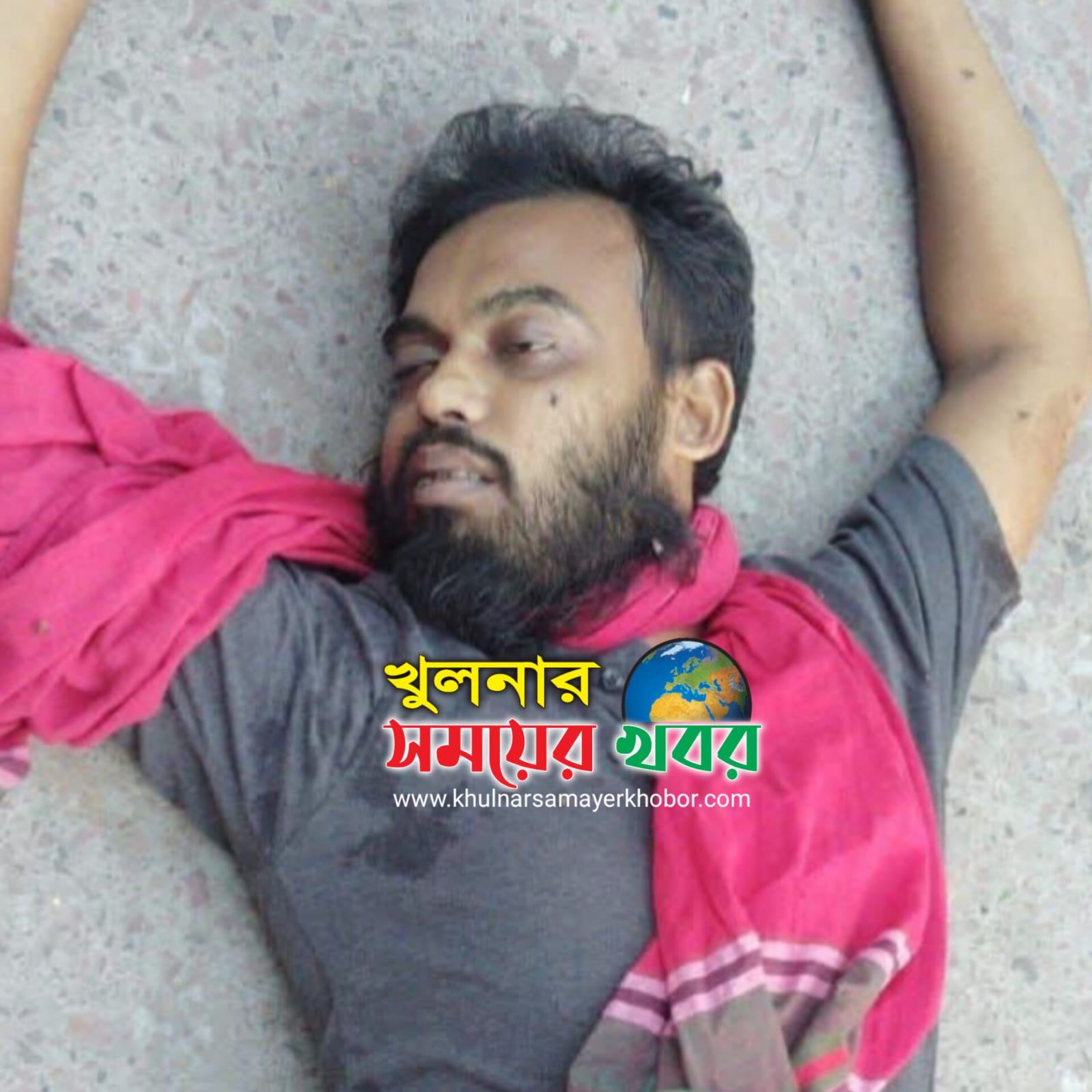 খুলনায় রাস্তায় পড়ে আছে গুলি বৃদ্ধ যুবকের লাশ।