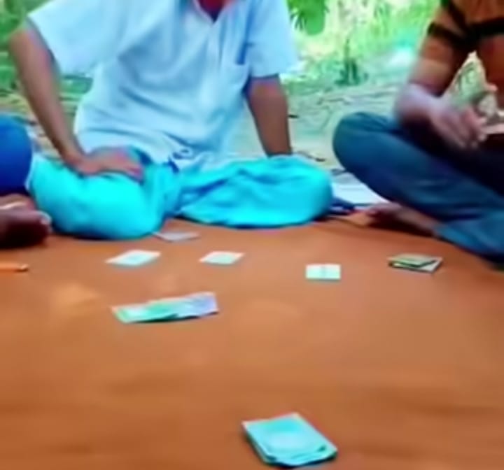 ডুমুরিয়ার হাট-বাজারে জুয়া ও মাদক বাণিজ্যের অভিযোগ, সন্ধ্যা নামলেই আতঙ্কে সাধারণ মানুষ চায়ের দোকান থেকে নির্জন মোড়—মাদক কেনাবেচার অভিযোগ • যুবসমাজ নিয়ে উদ্বেগ • রাতেও জোরালো অভিযানের দাবি এলাকাবাসীর