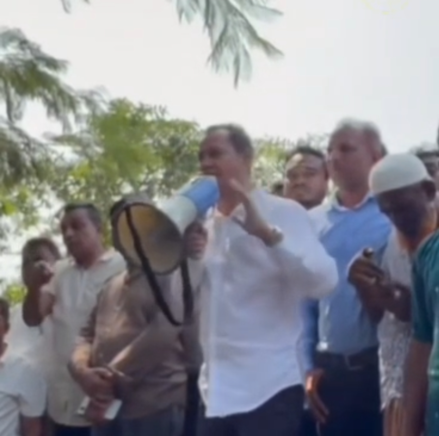 সুনামগঞ্জের তাহিরপুরে মাইকে ঘোষনা দিয়ে চারগ্রামবাসির সংঘর্ষের ঘটনায় আবারো সংঘর্ষ থামাতে ঘটনাস্হলে এমপি কামরুজ্জামান
