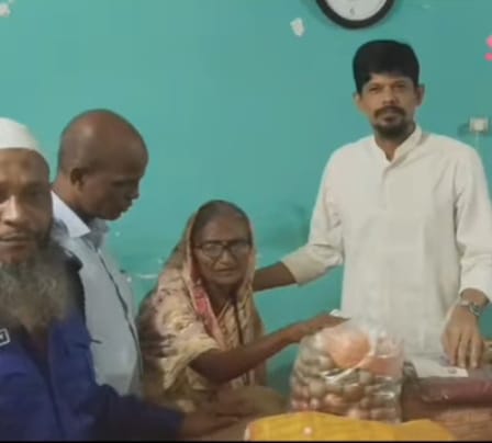 ঈদগাঁওতে শতবর্ষী অসহায় শেফালী পালের পাশে উপজেলা প্রশাসন ও ইউপি চেয়ারম্যান