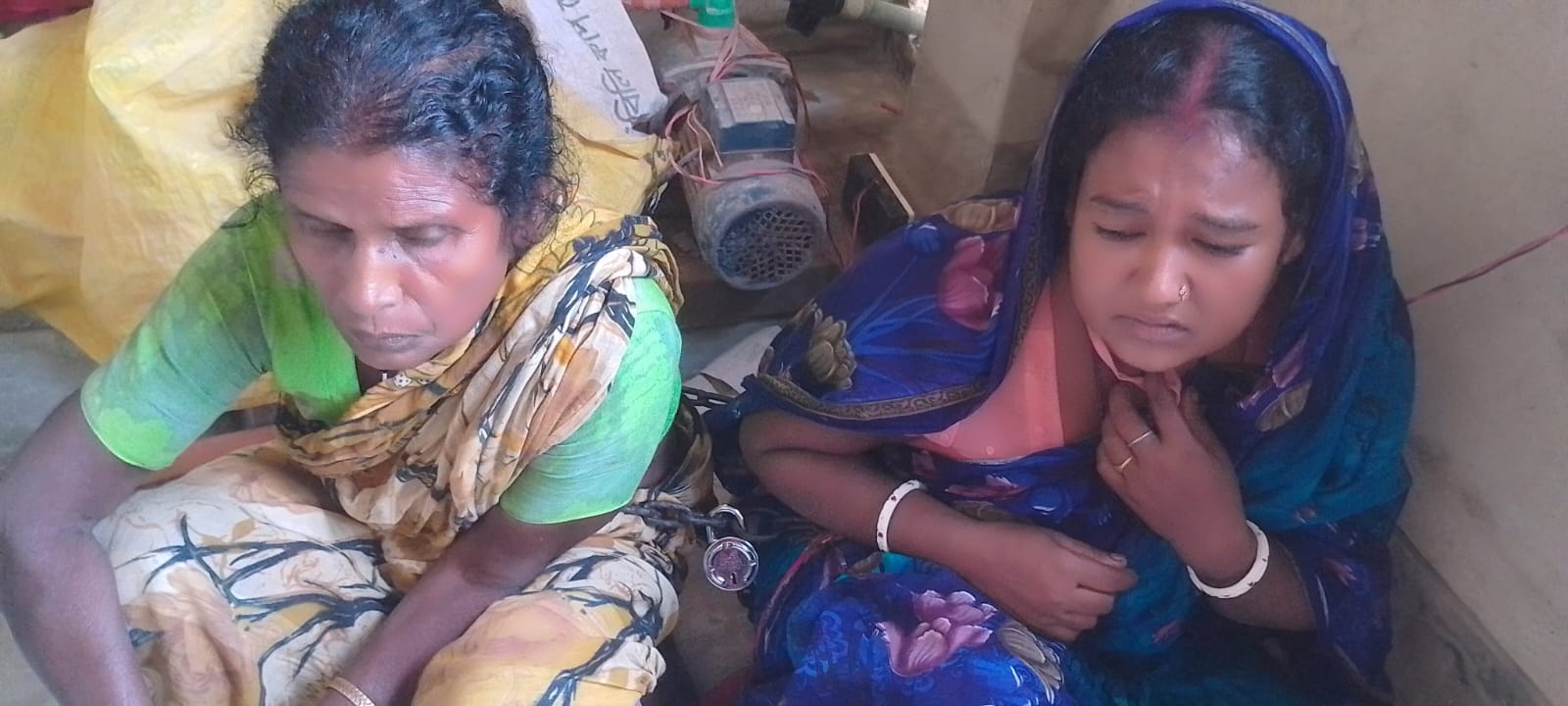প্রেমের অভিযোগে মদনের মা ও টুলুকে শিকল দিয়ে বেঁধে রাখা হয়েছিল কেন? কৃষ্ণনগরে দুই নারীকে আটকে রাখার অভিযোগ, প্রশ্ন তুলছেন এলাকাবাসী