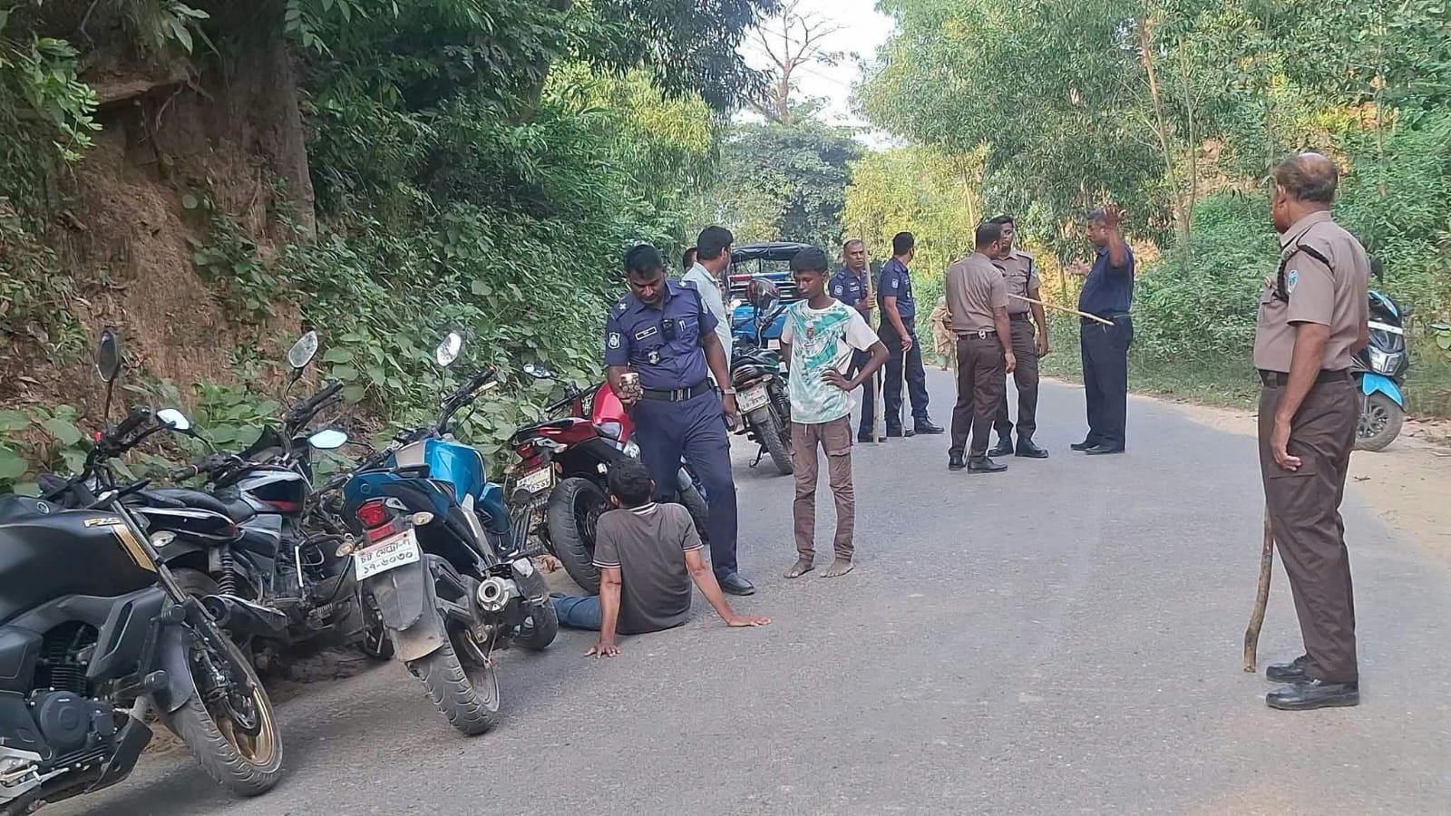 ঈদগড়-ঈদগাঁও সড়কের হিমছড়ি ঢালায় দুই দফা ডাকাতি ।