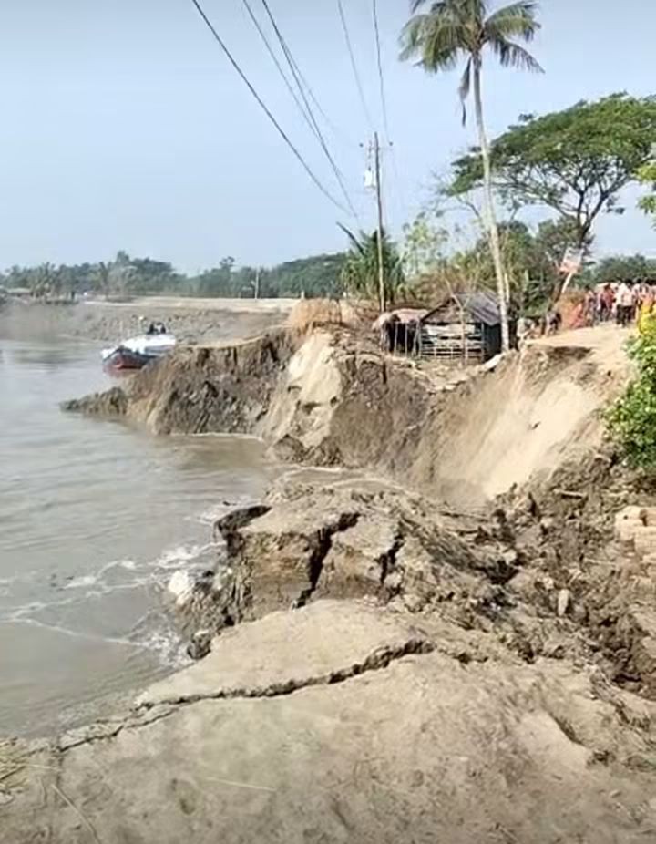 দাকোপে নদী ভাংগনে পাল্টে যাচ্ছে উপজেলার মানচিত্র।