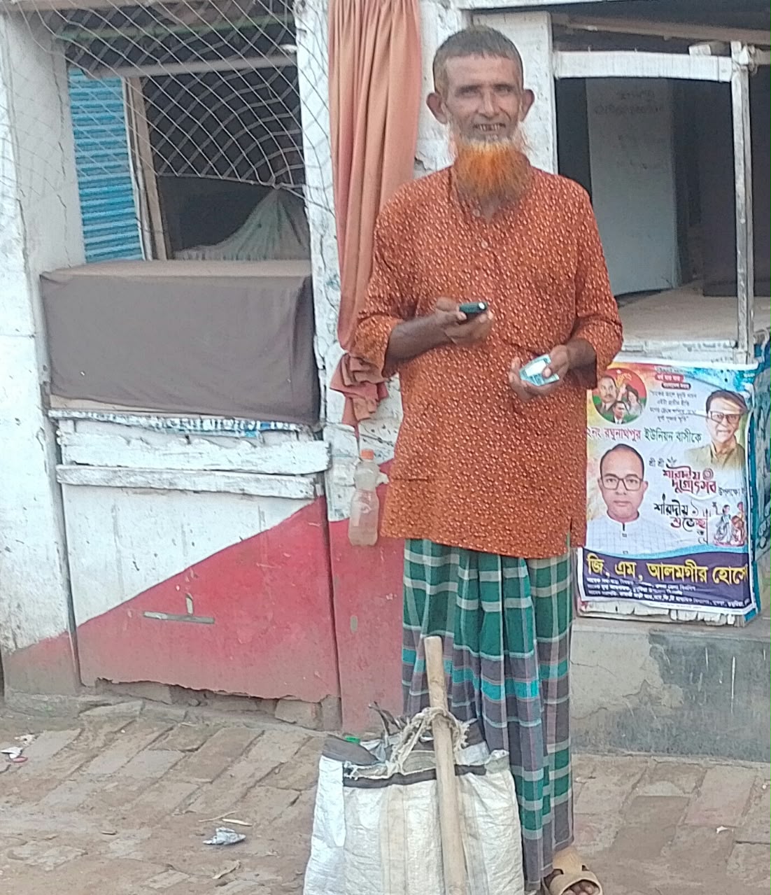 আয়লার ক্ষত পেরিয়ে ডুমুরিয়ায় নতুন জীবন, ৪৮০ টাকার মজুরিতে সংসার চালান মোস্তফা।