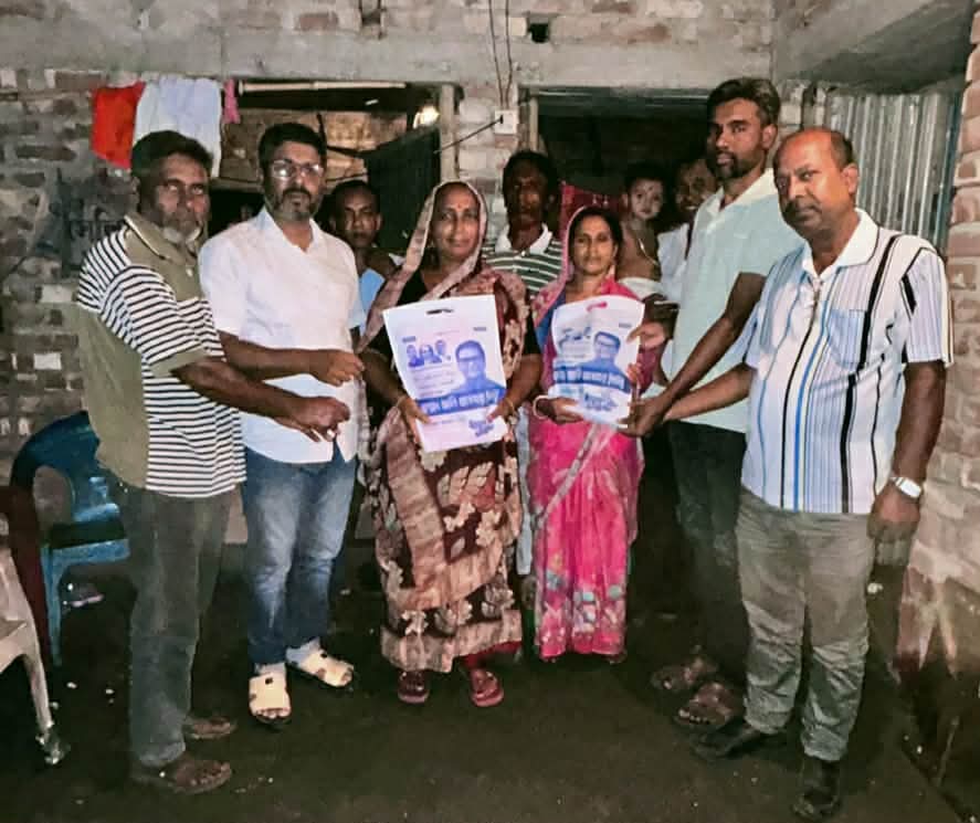 রঘুনাথপুরে দুর্গাপূজা উপলক্ষে সনাতন নারীদের শাড়ি উপহার