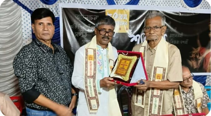 বৃহত্তর পাঁজিয়া সার্বজনীন দুর্গা মন্দিরে দায়িত্ব পালনকারী ১৬ জন পেলেন স্মারক সম্মাননা