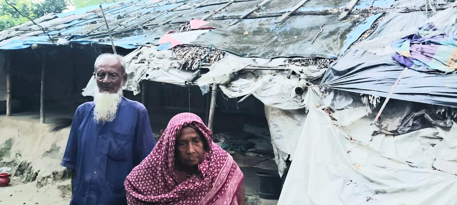 পাইকগাছায় বৃদ্ধ সাকাত দম্পতির মানবেতর জীবন যাপন যেনো ভাঙ্গা ঘরে অনিশ্চিত ভবিষ্যৎ