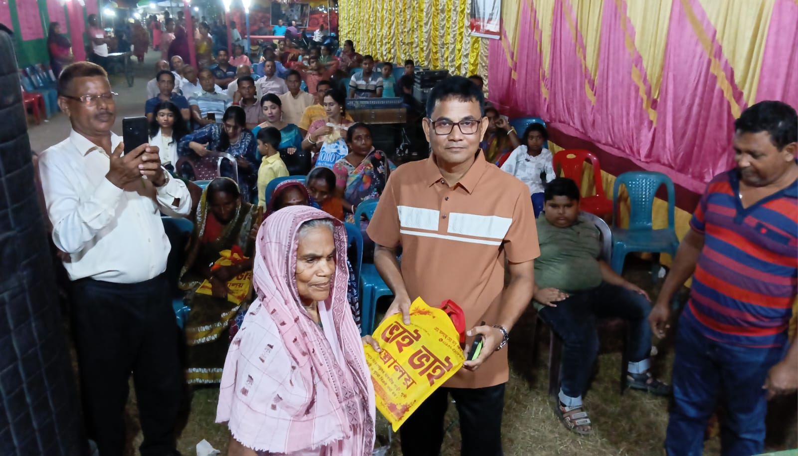 কেশবপুরে বৃহত্তর পাঁজিয়া সার্বজনীন পূজা মন্দির কমিটির পক্ষ থেকে বস্ত্র বিতরণ।