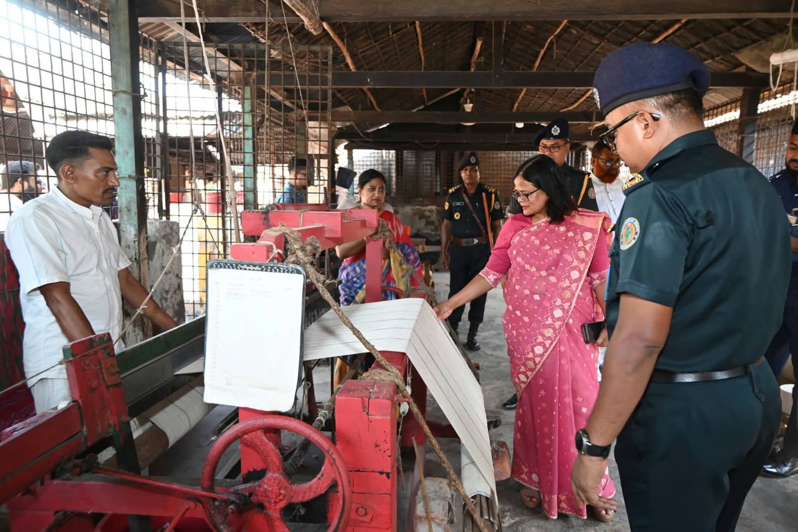 খুলনা জেলা কারাগার পরিদর্শন করেন : খুলনা জেলা প্রশাসক